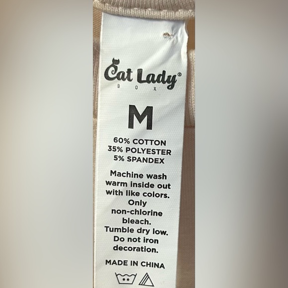 T shirt with a cute cat on the front of t shirt size M - Picture 3 of 3